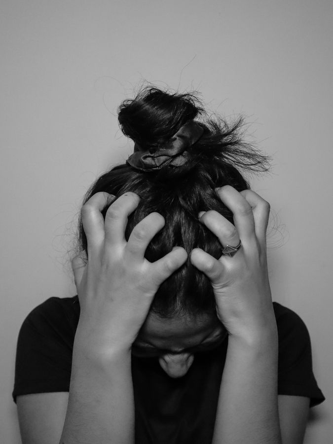Mujer agotada — anovulación y salud hormonal